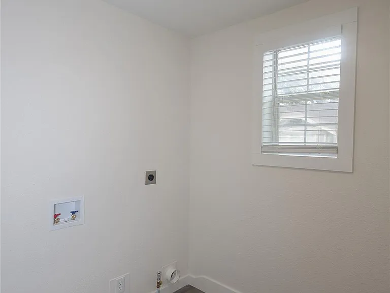 602 Higgins St — Photo 17