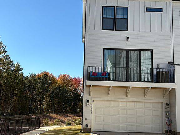 End-unit located at the end of the road -- with additional street parking available when needed