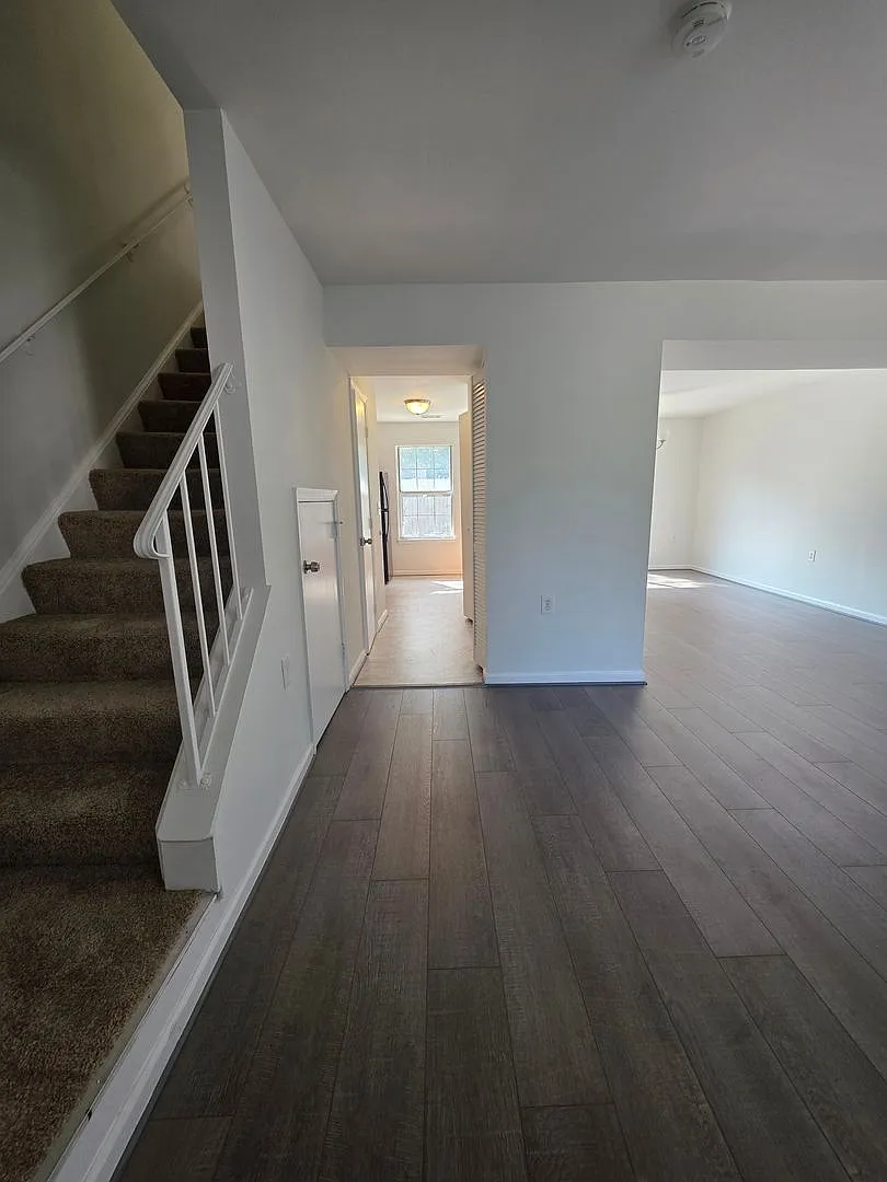 Beautiful 2-Level Townhome — Photo 4