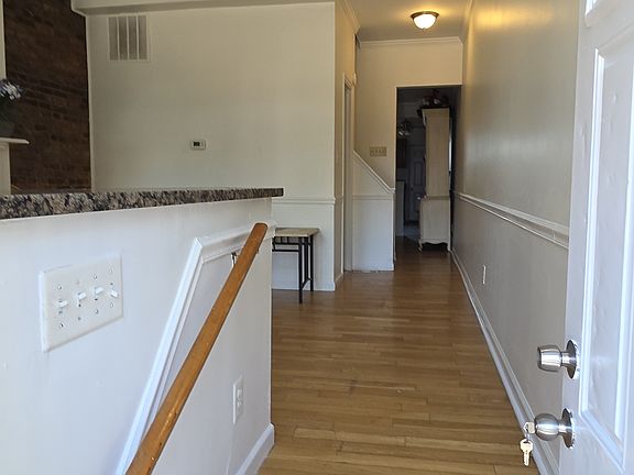 4th image of 1009 W Fayette St