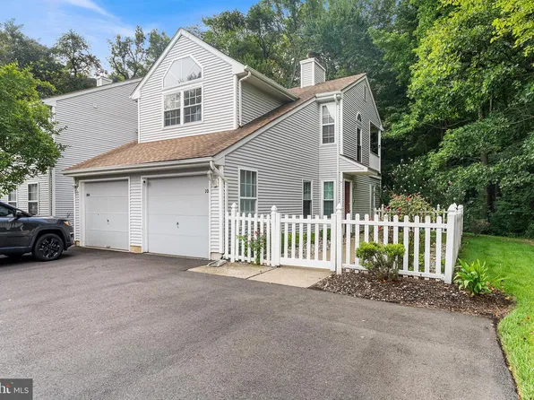 106 Birch Hollow Dr, Bordentown, NJ 08505