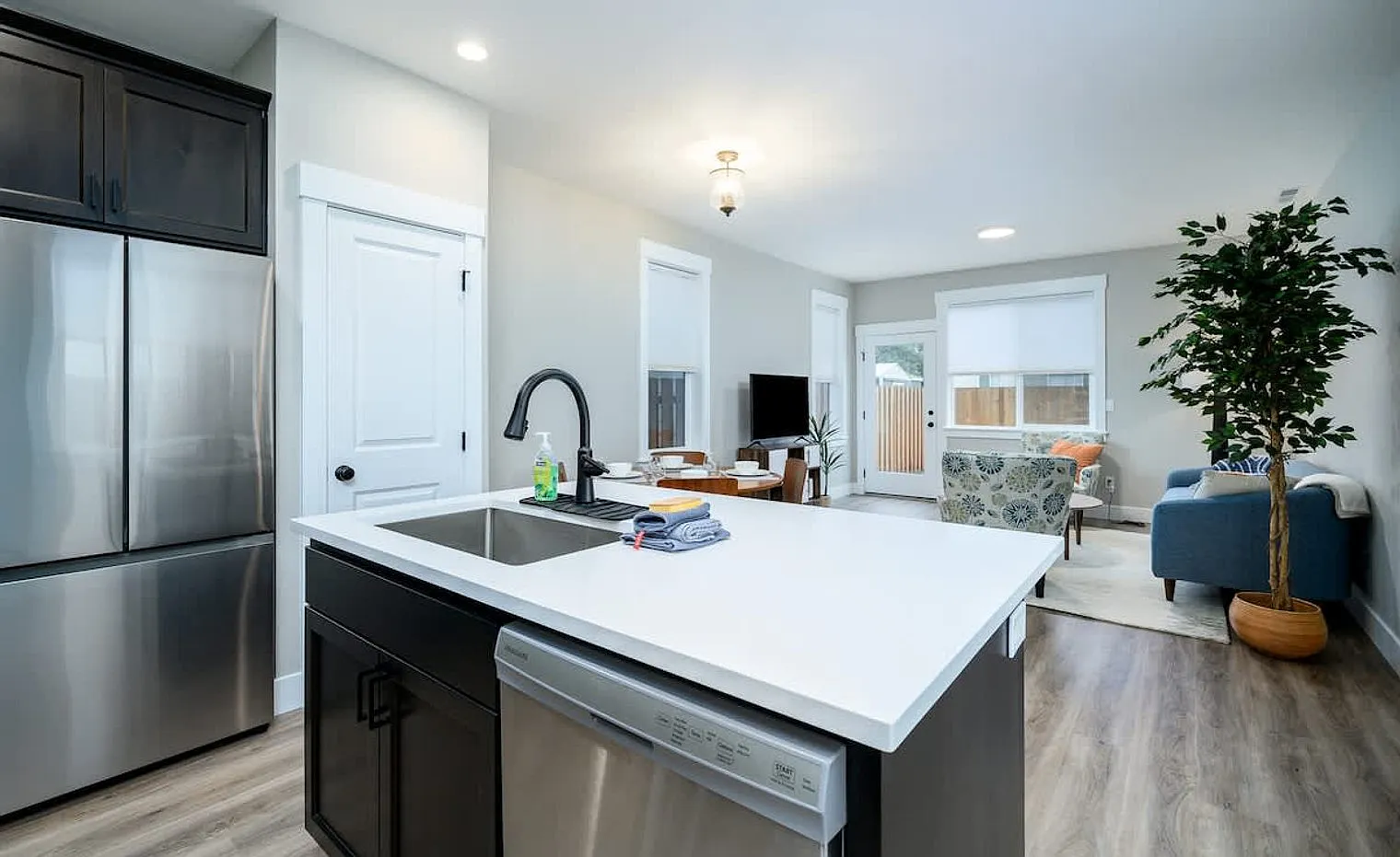 2 bed, 2.0 bath, 1571 sqft, $6,614 — Photo 3