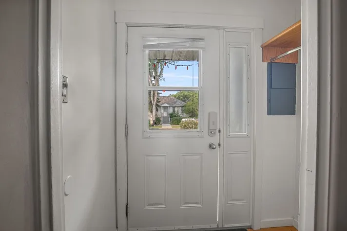 Beautiful Bungalow In Michener Hill! LARGE detached Garage! — Photo 3