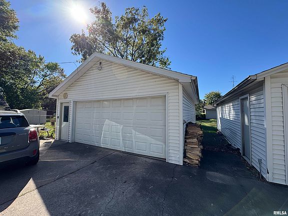 3rd image of 1064 Maple Ave