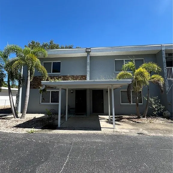 1825 Oak Ln — Photo 1