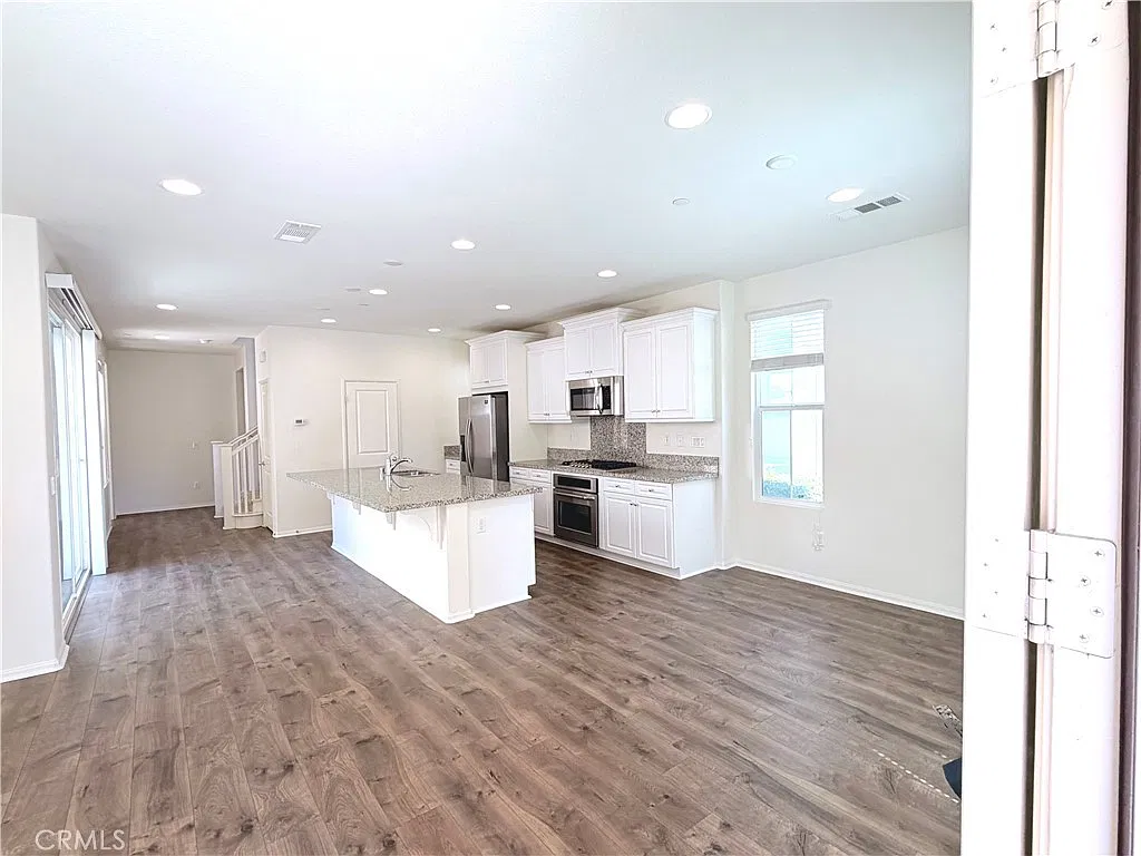 3 bed, 3.5 bath, 2134 sqft, $5,000 — Photo 4