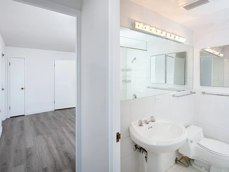 Crystal Tower Apartments — Photo 33