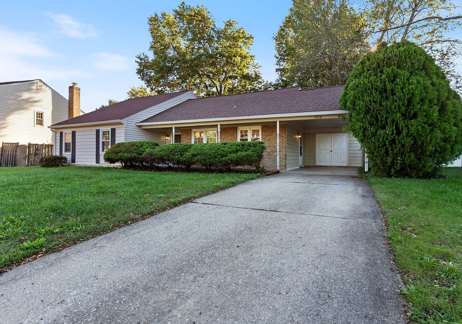 Charming Single-Level Home with Spacious Backyard on a Quiet Alexandria Cul-de-Sac — Photo 3
