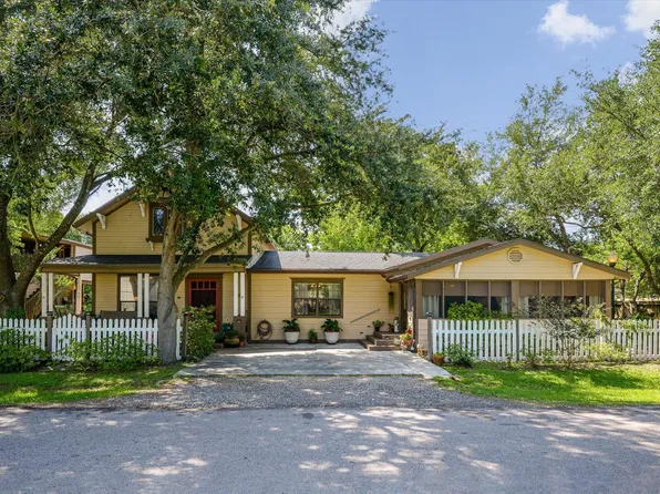 1021 Avenue E, Bacliff, TX 77518