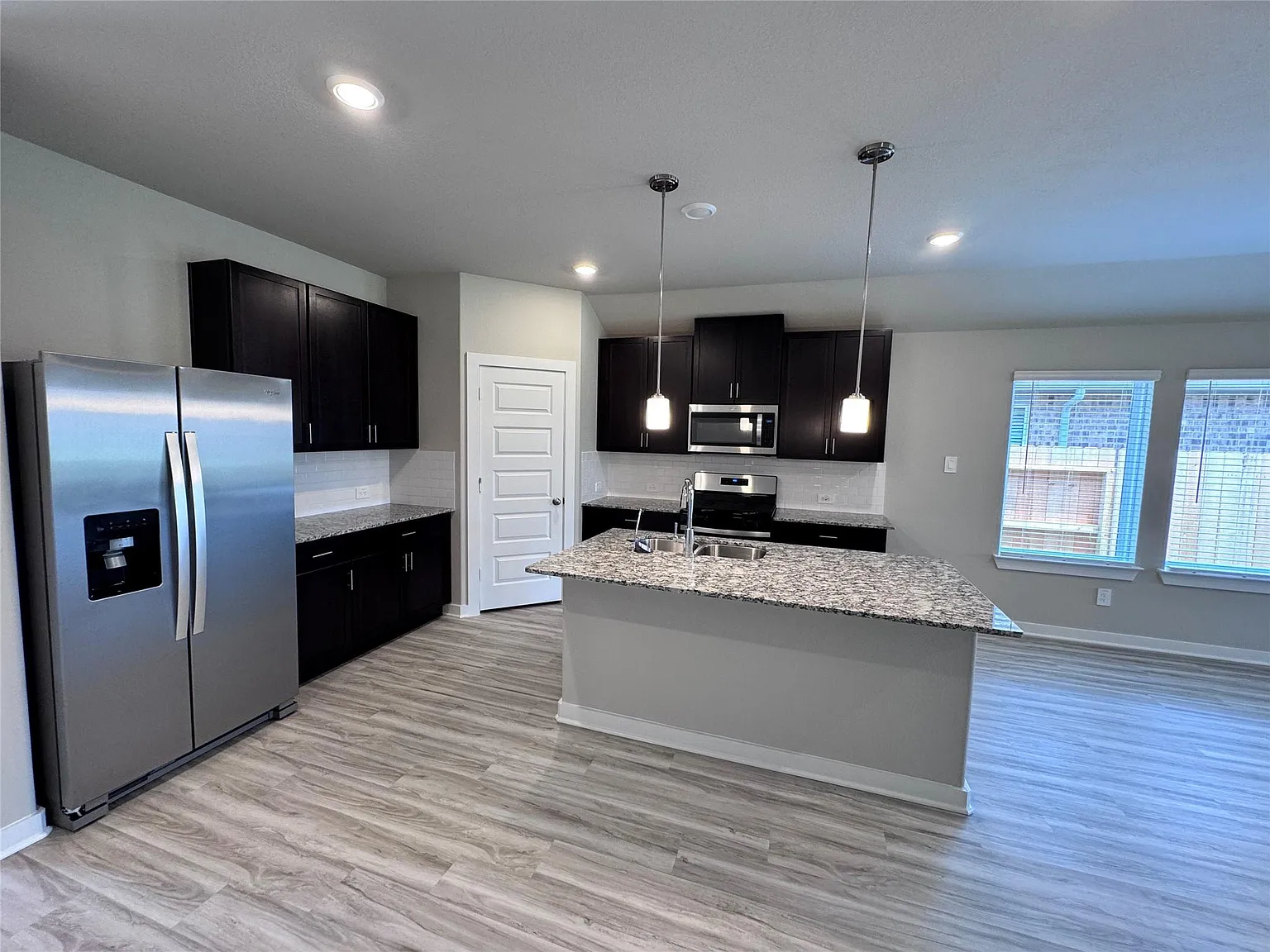 3 bed, 2.0 bath, 1831 sqft, $2,395 — Photo 4