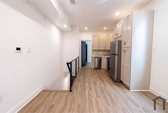 1st image of 3140 W Diamond St #4