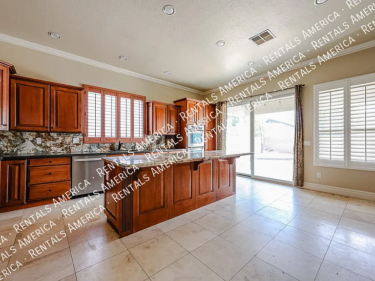 2211 W Olive Way — Photo 7