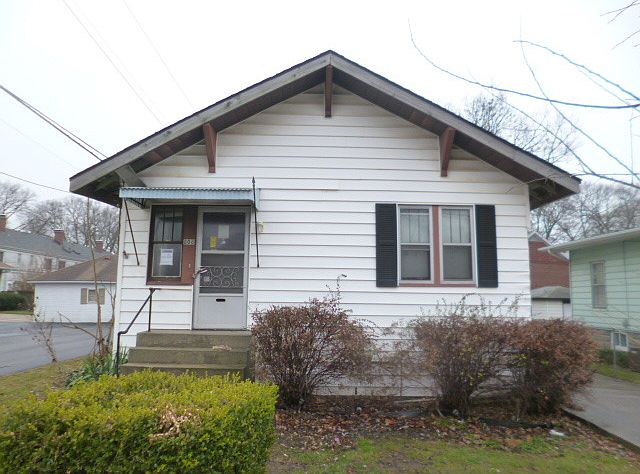 2nd image of 808 Moran St