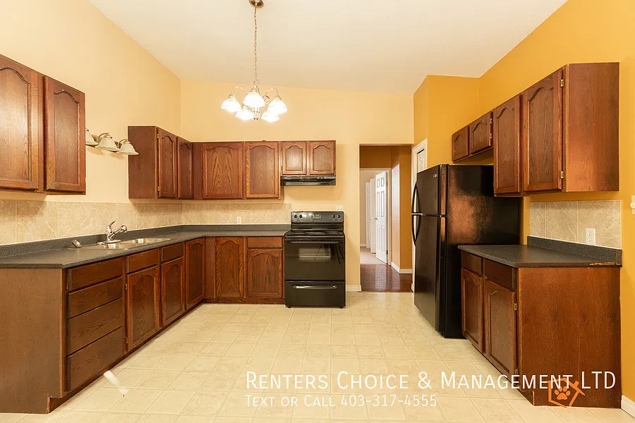 Pet Friendly Main Floor Suite with Utilities Included — Photo 4