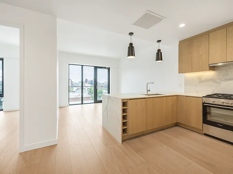 30-05 Vernon Blvd #2H — Photo 1