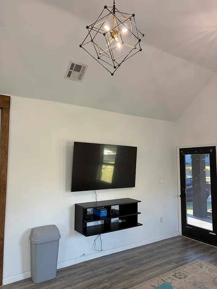 3 bed, 2.0 bath, 1054 sqft, $1,550 — Photo 3