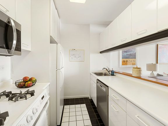 3rd image of 2373 Broadway APT 1624