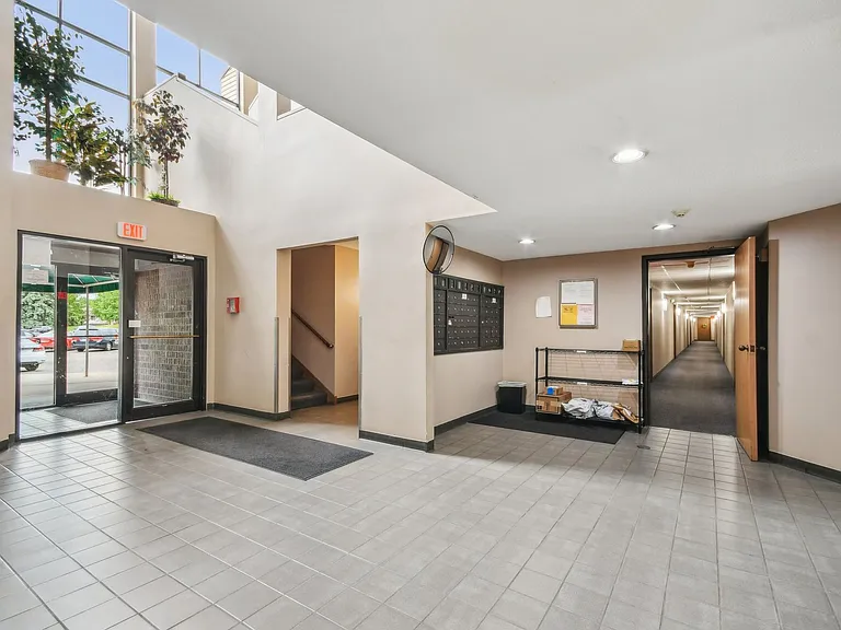 Cloverleaf Park Apartments — Photo 8