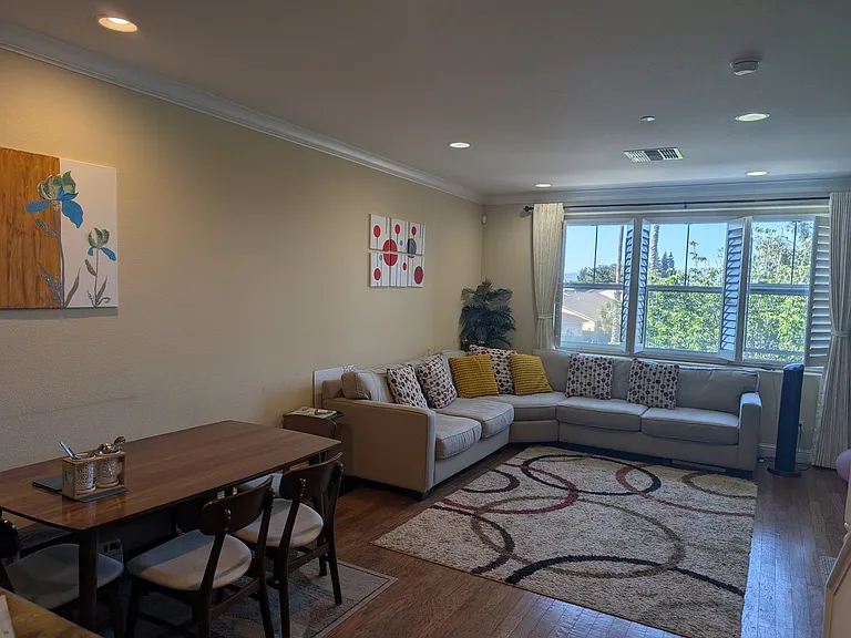 1076 N Jackson Ave — Photo 11