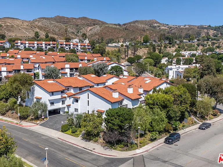 1541 Palisades Dr — Photo 43