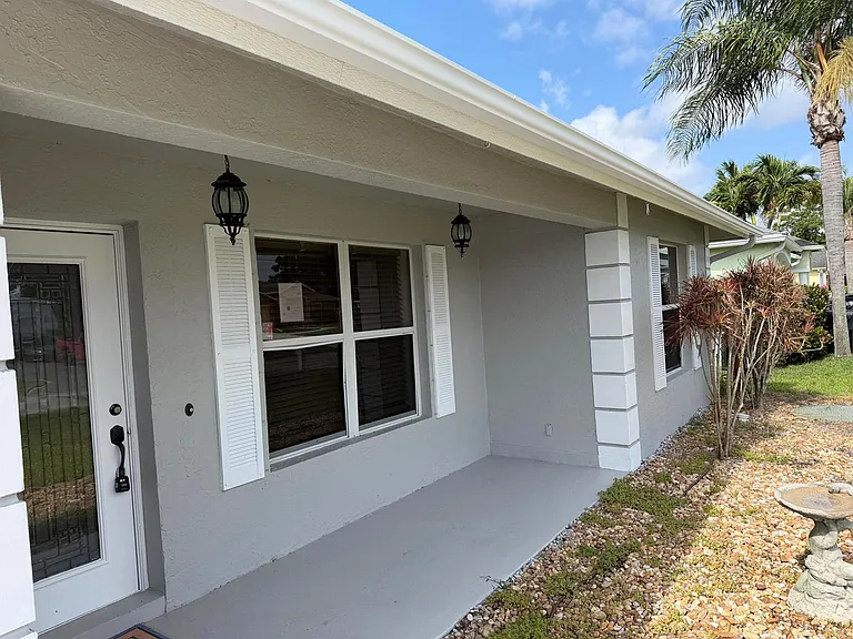 1874 SW Capehart Ave — Photo 2