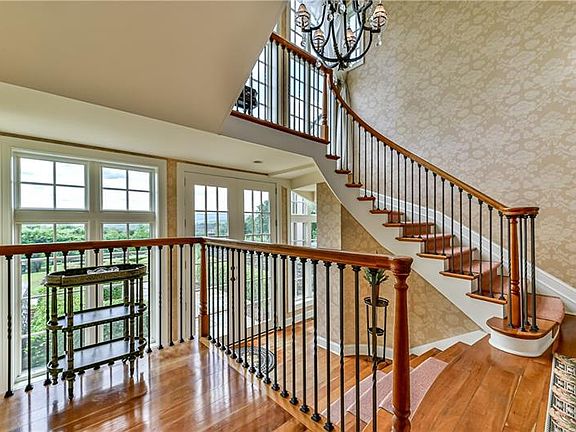 4th image of 387 Fisher Ln