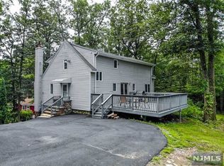 13 Lavina Trl, Oak Ridge, NJ 07438