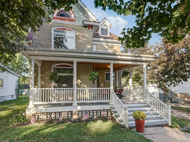 511 W Wisconsin St — Photo 1