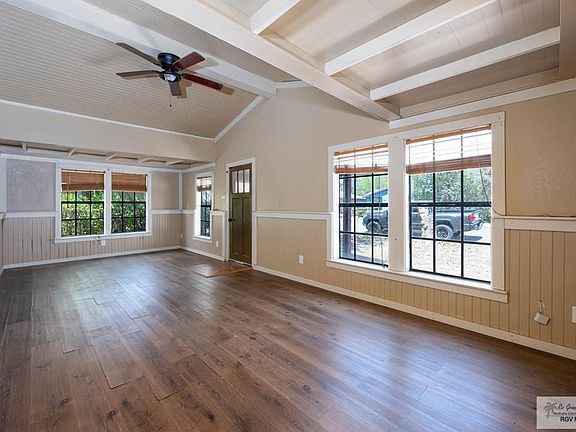 5th image of 209 Huisache Ave