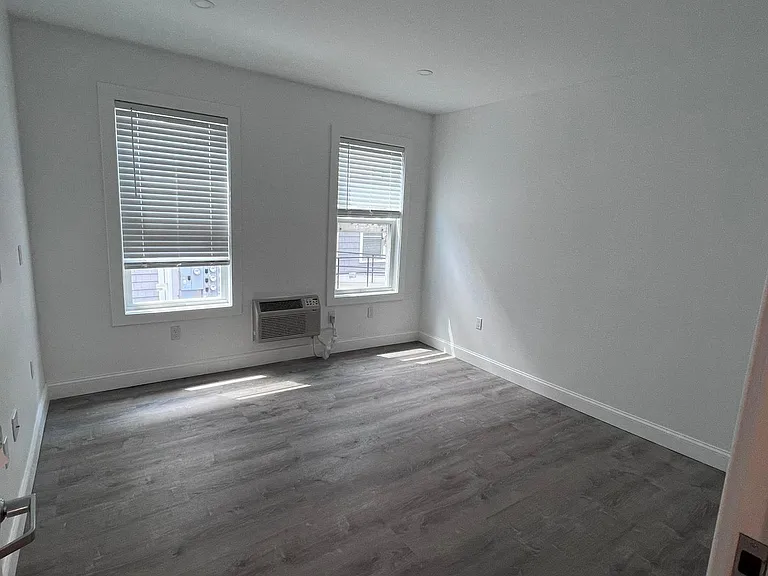 CORPORATE EXECUTIVE HOUSING — Photo 36