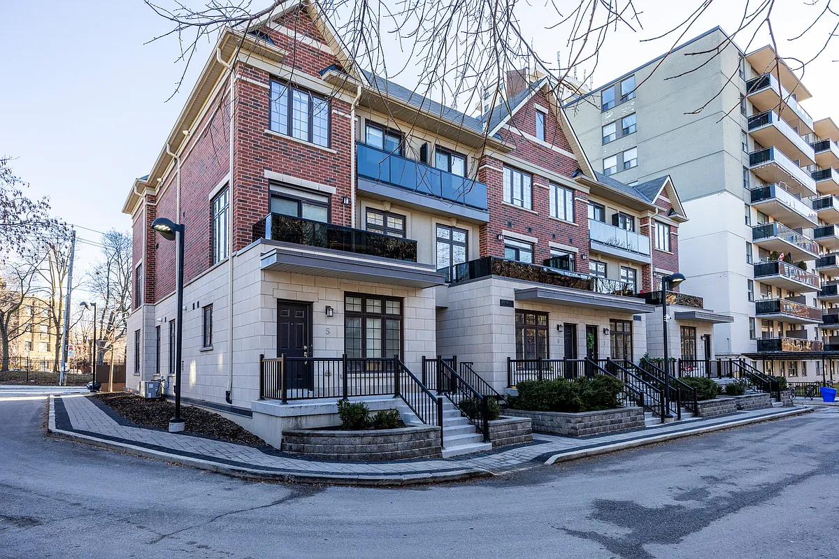 Building Photo - 130 Raglan Ave
