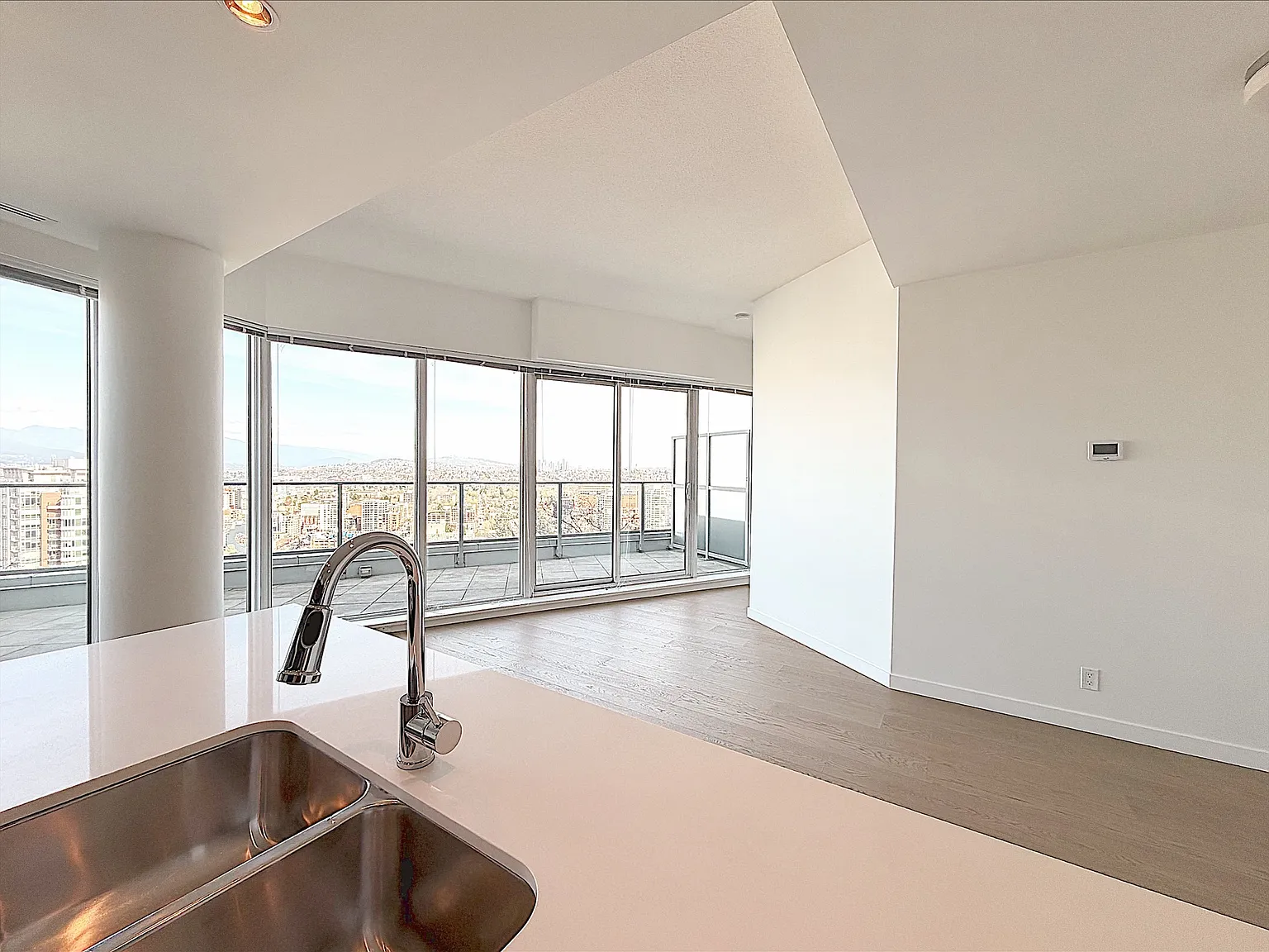 Aquilini Centre West - 2502 Penthouse — Photo 3