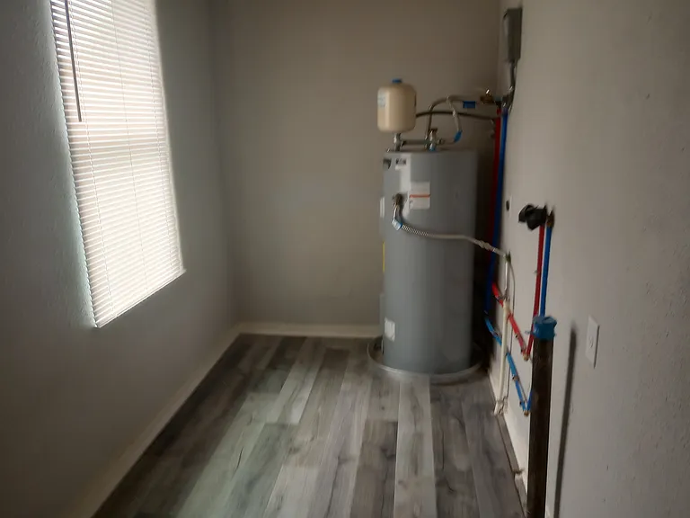 614 W Pyron Ave — Photo 3