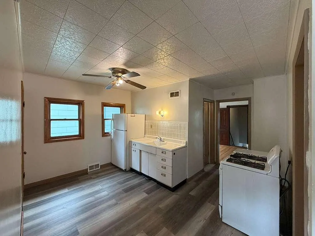 2404 W Lapham St - 2406 W Lapham St (Upper) — Photo 3