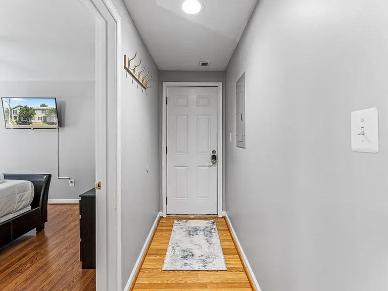 915 Lafayette Blvd #B — Photo 5