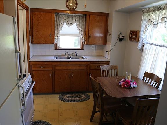 2nd image of 8311 Pinegrove Ave