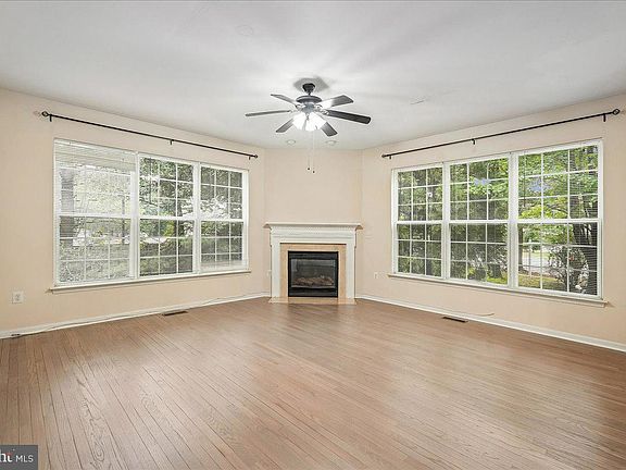 3rd image of 905 Royal Elm Ct