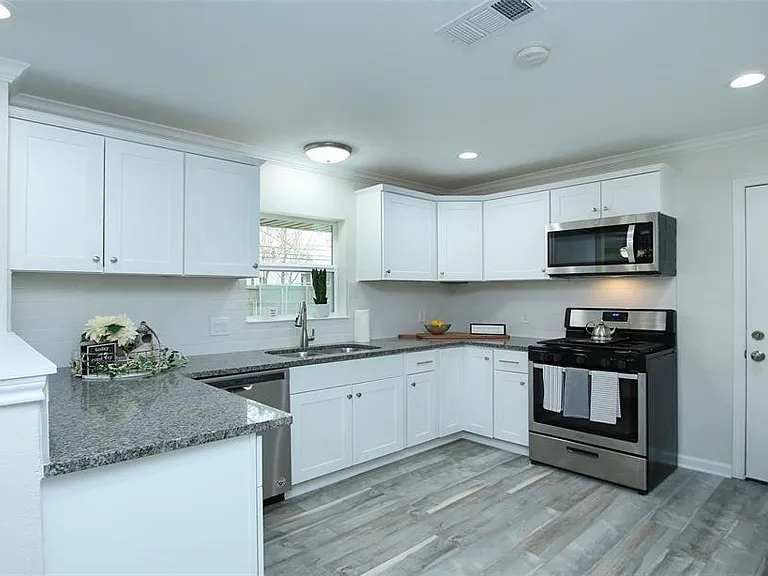 8741 Blankenship Dr — Photo 3