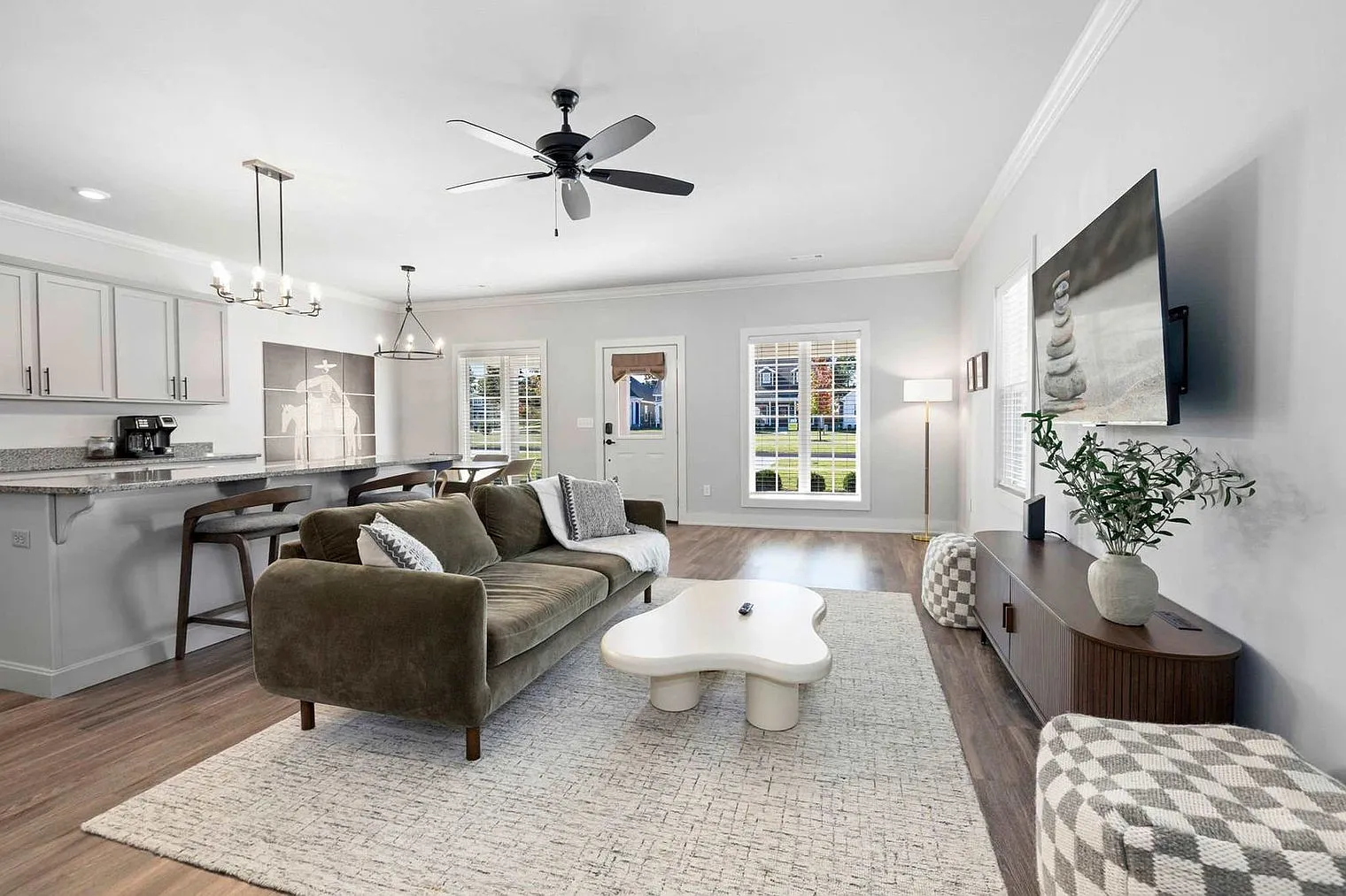 3 bed, 2.0 bath, 1722 sqft, $5,424 — Photo 3