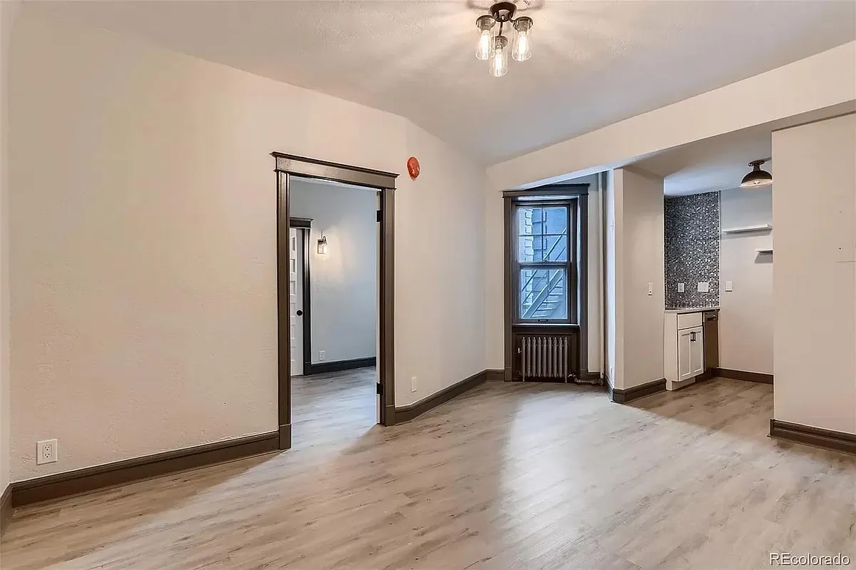 Building Photo - 215 E 11th Ave #B5