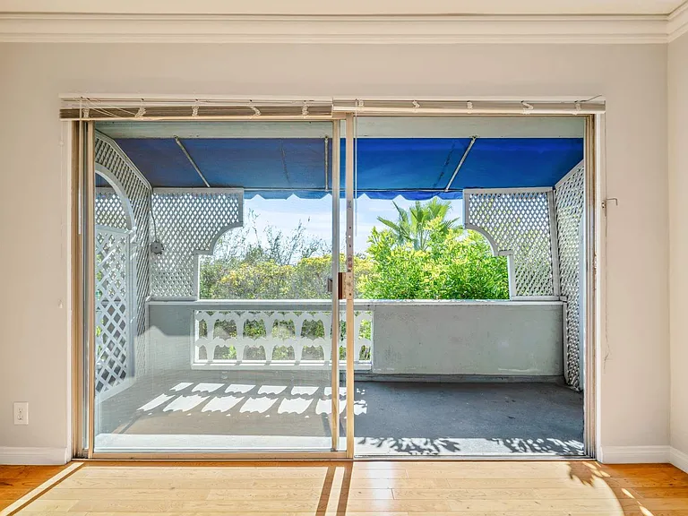 1323 N Olive Dr — Photo 29