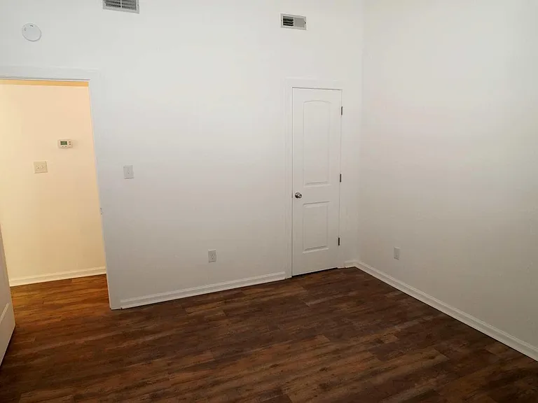 142 Quarterdeck — Photo 12