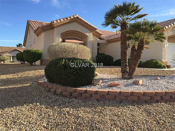 BEAUTIFUL FRONT YARD