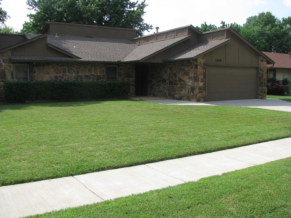 STREET VIEW OF FRONT YARD