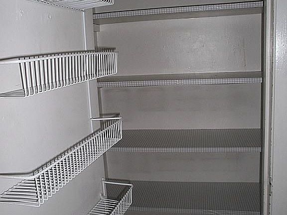 4th image of 210 W 7th St