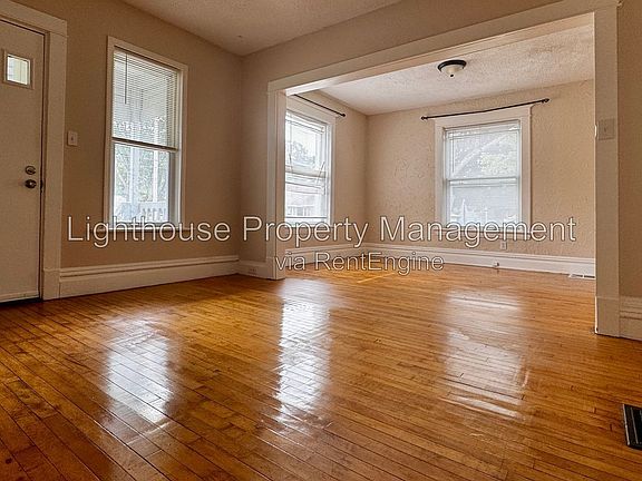 3rd image of 2550 Crozier Ave