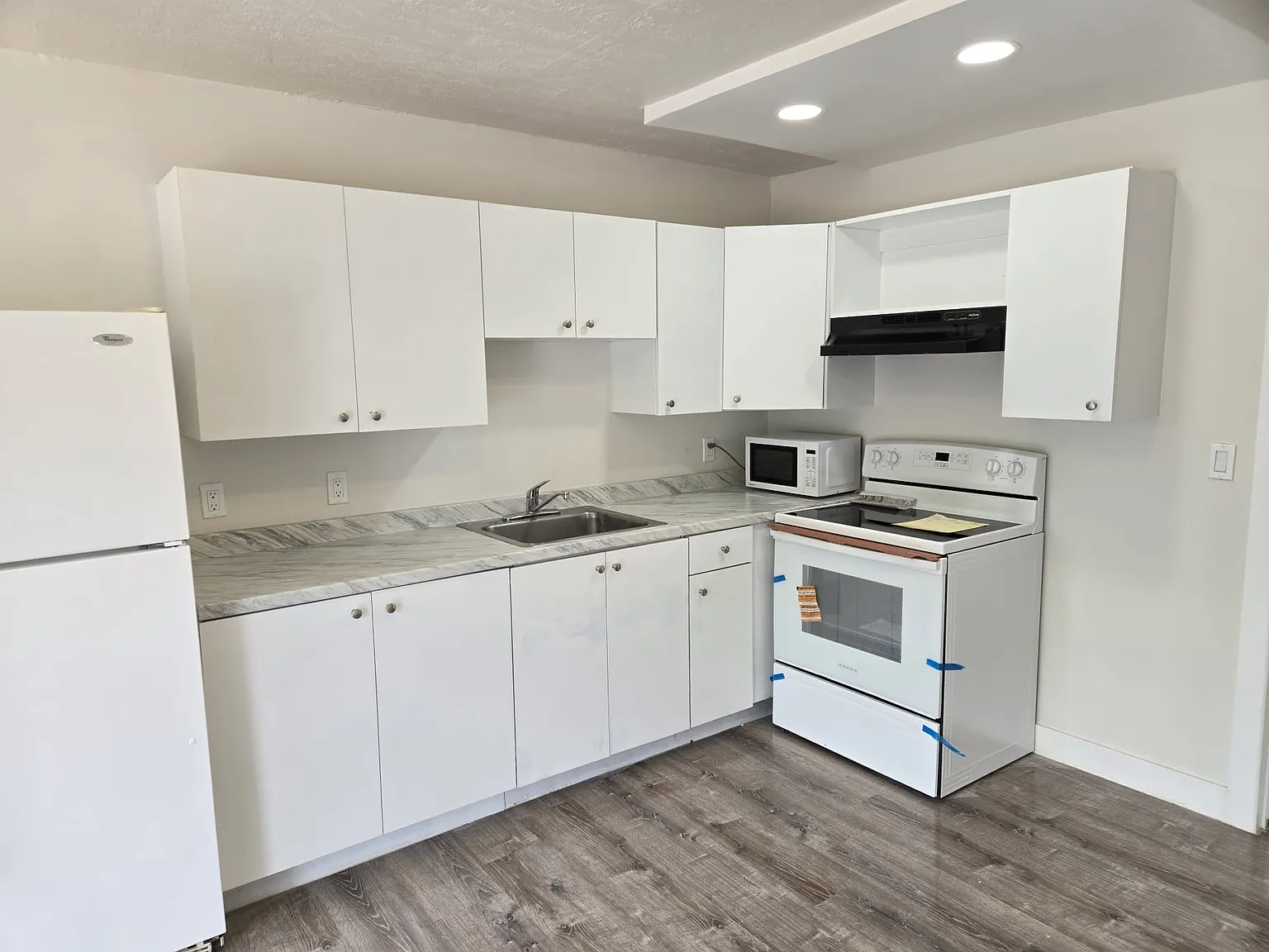 3 bed, 750 sqft, $2,400 — Photo 2