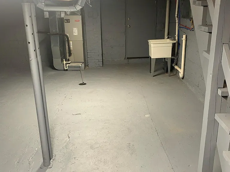 Clean dry basement with WD hook up