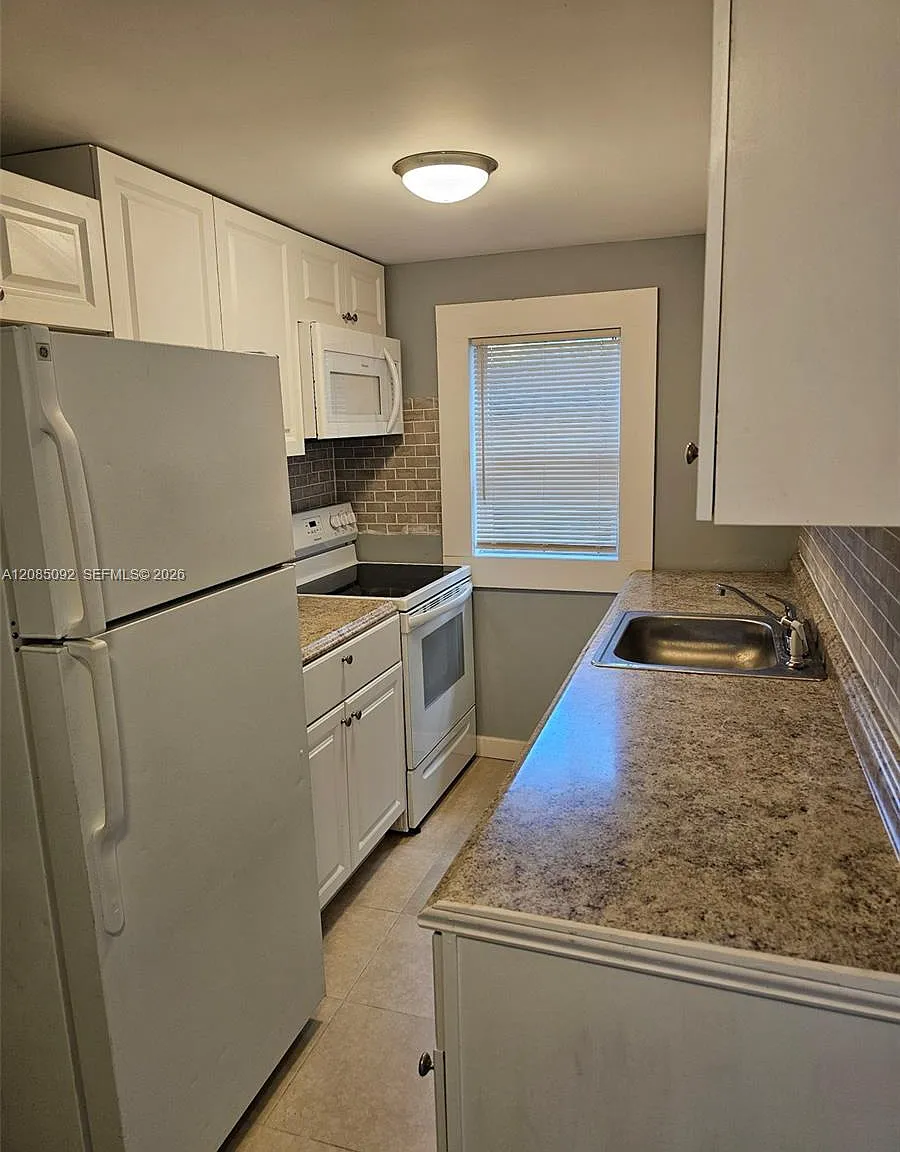 2 bed, 1.0 bath, 3422 sqft, $2,000 — Photo 2