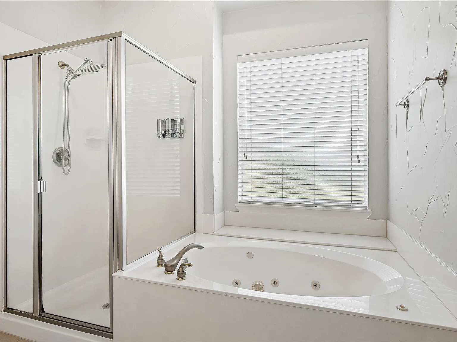 4 bed, 3811 sqft, $3,700 — Photo 4